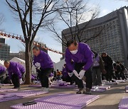 “산양과 눈이 마주쳤고, 셔터소리에 달아날까 20분을 가만히 서 있었다”[신문 1면 사진들]