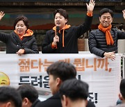 이준석 “尹, 김건희 의혹 적극 해명해봤자 ‘대리 표명’일 뿐”