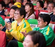 박수치는 김준우-김찬휘 공동대표