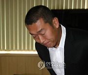 '술자리 맥주병 폭행' 정수근, 구속은 면했다…불구속 기소로 법정행