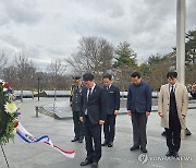 한국전 참전용사 기념공원서 참배하는 최응천 문화재청장