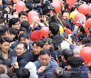 김포서 시민들과 인사하는 한동훈 비대위원장