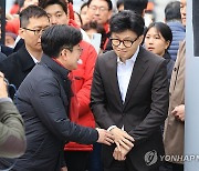 인사 나누는 한동훈 비대위원장-김병수 김포시장