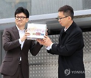 김포 시민 염원 메모 전달받는 한동훈 비대위원장