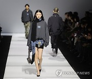 '나를 잊지 마세요', 패션위크 수놓은 물망초 의상