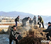 농사 준비하는 北 남새농장 노동자들…"전원회의 결정 관철"