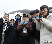 '태백산 눈축제에서 즐기는 따뜻한 포카리스웨트'