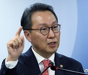 답변하는 박민수 차관