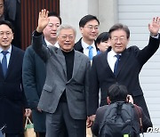 이재명, 총선 앞두고 文 찾아간 평산마을…경찰 "평소보다 경호 강화"