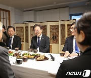 이재명, 문재인 예방…경상도식 추어탕 오찬