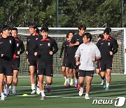 가볍게 훈련시작하는 축구 대표팀