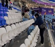 경기장 쓰레기 주운 한국팬…日매체 "韓, 우리 존경해서" 주장 논란