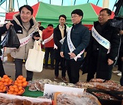 김진태 강원지사·김명선 행정부지사, 설 연휴 앞두고 전통시장 장보기 행사