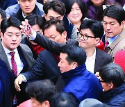 [포토] 셀카 찍는 한동훈 “김포, 서울 될 수 있을 것”