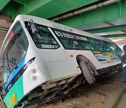 시흥 배곧동서 버스 전도사고… 10여명 부상