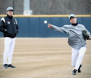 “폼을 봐주시는데, 감동이었죠”…낯선 등번호 21번 단 KT 베테랑 이적생, 레전드 사이드암 특급 지도에 설렌다 [MK기장]