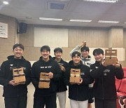 뼛조각 제거술 후 강화서 재활 '구원왕' 서진용, SSG 퓨처스팀 위해 커피 선물