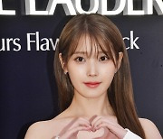 아이유. ♥이종석 동생 결혼식 참석→10년 코러스 가수까지…축가 요정[종합]