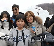 태백산눈축제에서 포카리스웨트 시음하는 관람객