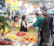 임병택 시흥시장, 전통시장 방문해 설 민생 살폈다