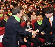 축사마친 이준석 대표와 악수하는 이낙연 공동대표