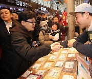 전통시장 찾은 한동훈 비대위원장