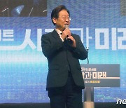 광주서 열린 영입인재 콘서트 참석해 발언하는 이재명 대표