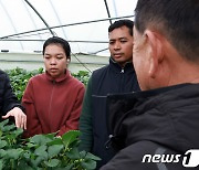 농가 외국인근로자 숙소 및 안전사고 예방 당부하는 이정식 노동부 정관