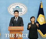 충남지사 비서 출신 신용우 '더불어민주당 탈당 선언' [TF사진관]