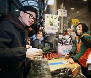 한동훈, 경동시장서 연이은 민생행보…준연동형 비례제에는 "이재명의 '게리맨더링'"