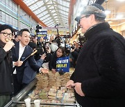 한동훈, 동대문 경동시장 찾아 "경기 안 좋다, 더 노력하겠다"