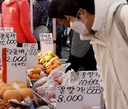 People hesitate to buy fruits as price soars as high as that of meat