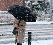 “우산 챙기세요” 전국 비 또는 눈…강원 산지엔 폭설