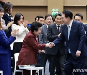 참석자들과 인사하는 윤 대통령