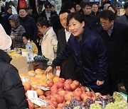 송미령 장관, 전통시장 설 성수품 수급 상황 점검