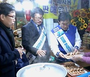 민주당 충북도당, 청주사창시장서 설맞이 전통시장 장보기