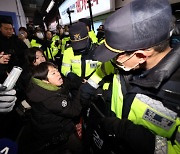 출근길 지하철 시위하던 전장연 활동가 1명 체포