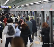 “휠체어 탄 승객 쓰러졌다”…심정지로 쓰러진 승객 구한 역무원들