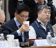 [포토]커피 마시는 김문수 경사노위 위원장