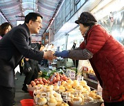 [포토] 문헌일 구로구청장, 설맞이 ‘장터 달구미’ 행사