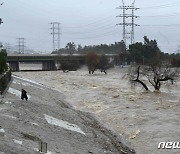 [폭우] '이상기후' 폭우에 불어난 로스앤젤레스 강