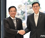 경제부총리와 한국은행 총재 '악수'