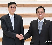 악수하는 경제부총리와 한국은행 총재