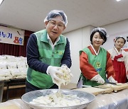 박강수 마포구청장 설날 떡 나누기 행사서 따뜻한 마음 전해