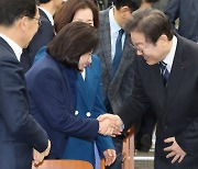 민주, '준연동형·통합비례당' 만장일치 추인…조국·송영길 합류할까