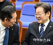 [포토]대화 나누는 이재명-정청래