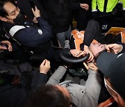 '출근길 서울역 시위' 전장연 1명 체포…열차 20분 지연