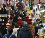 설 준비로 시장 찾은 시민들