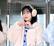 아이브 안유진, '예쁜 미소에 하트까지' [사진]