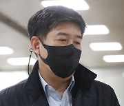 검찰, '중진공 이사장 의혹' 백원우 전 비서관 참고인 조사